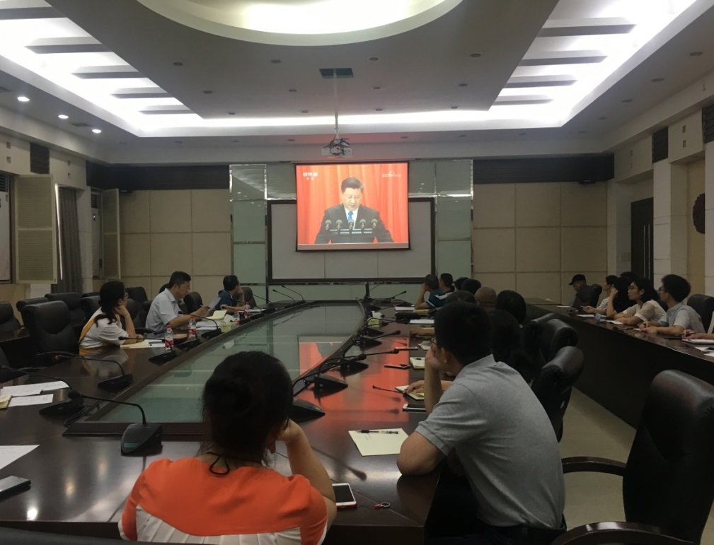 学院召开党委理论学习中心组(扩大)会议