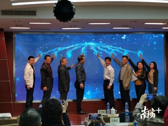 (符莎莉副书记和其他专家共同启动了蓝皮书发布仪式)
