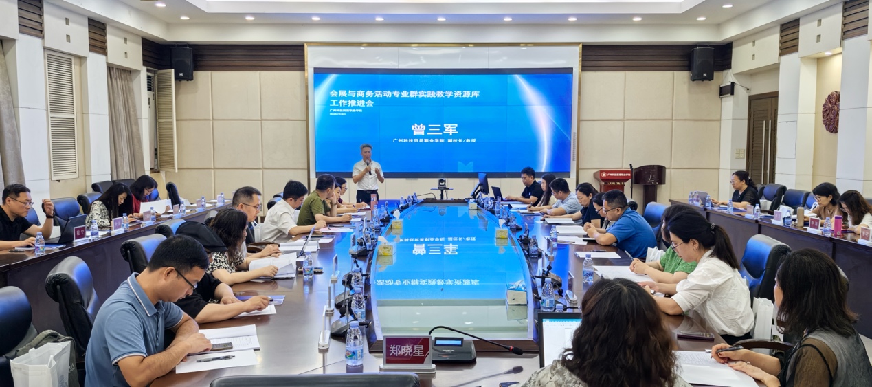 图片包含 人, 室内, 食物, 桌子描述已自动生成