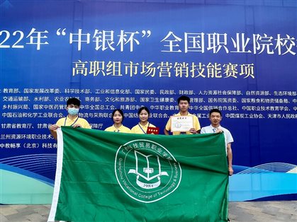 图片包含 球拍, 户外, 播放器, 绿色描述已自动生成