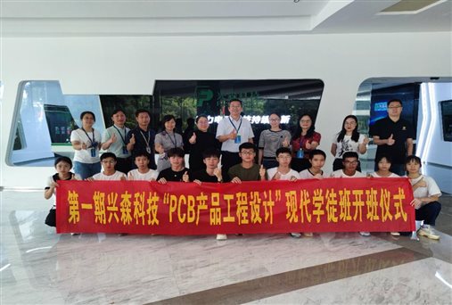 图片包含 室内, 男人, 观看, 人们描述已自动生成