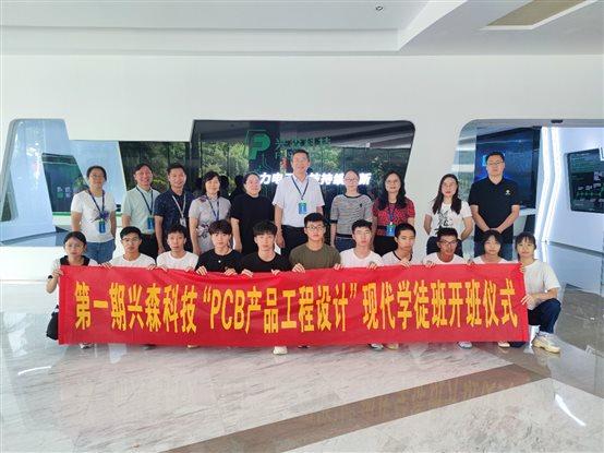 图片包含 室内, 男人, 人们, 大描述已自动生成