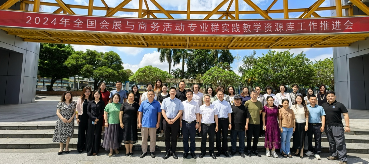 一群人在建筑物前描述已自动生成